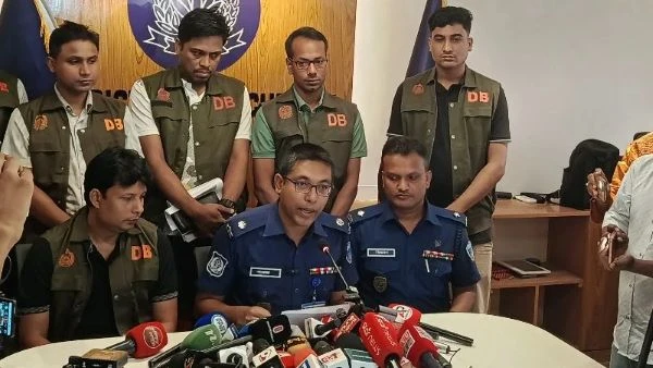 ৩০০ টাকা ভাড়ায় অটোরিকশায় ওঠেন স্কুলছাত্রী, বাসায় পৌঁছে দেওয়ার কথা বলে অন্য স্থানে নিয়ে ধর্ষণের পর হত্যা করেন চালক